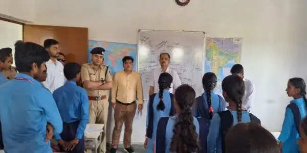 जिलाधिकारी व पुलिस अधीक्षक ने उच्च विद्यालय गंडौल का निरीक्षण किया