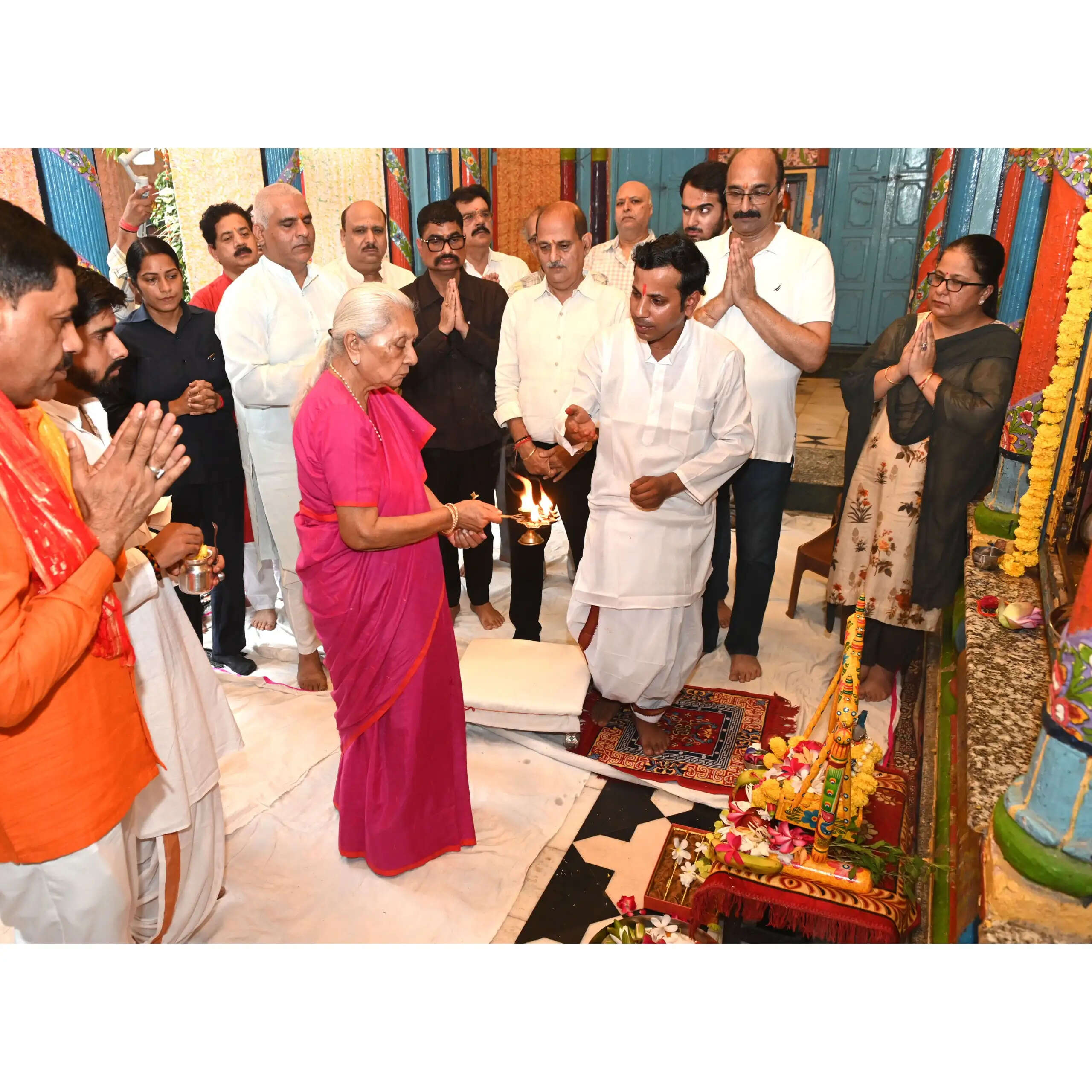 राज्यपाल ने जन्माष्टमी के अवसर पर श्री द्वारकाधीश मंदिर में पूजा-अर्चना की