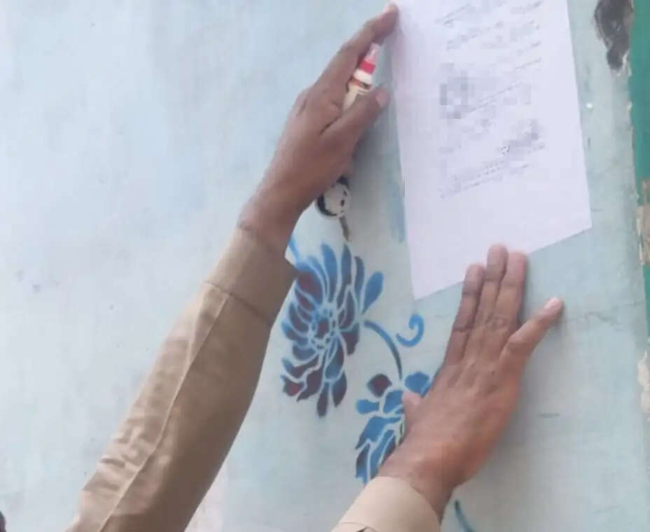 अट्ठारह वर्ष पहले रेलवे फाटक तोड़ने के मामले में ट्रक चालक के घर पर कुर्की का नाेटिस चस्पा