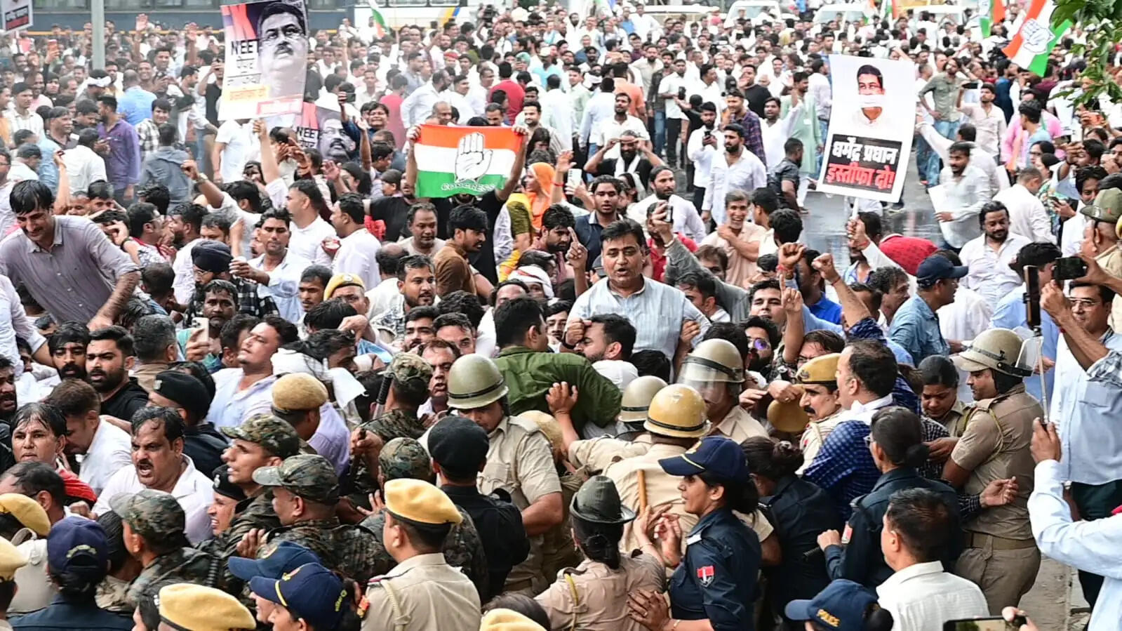 शिक्षा मंत्री के इस्तीफे को लेकर कांग्रेस का जयपुर में उग्र प्रदर्शन