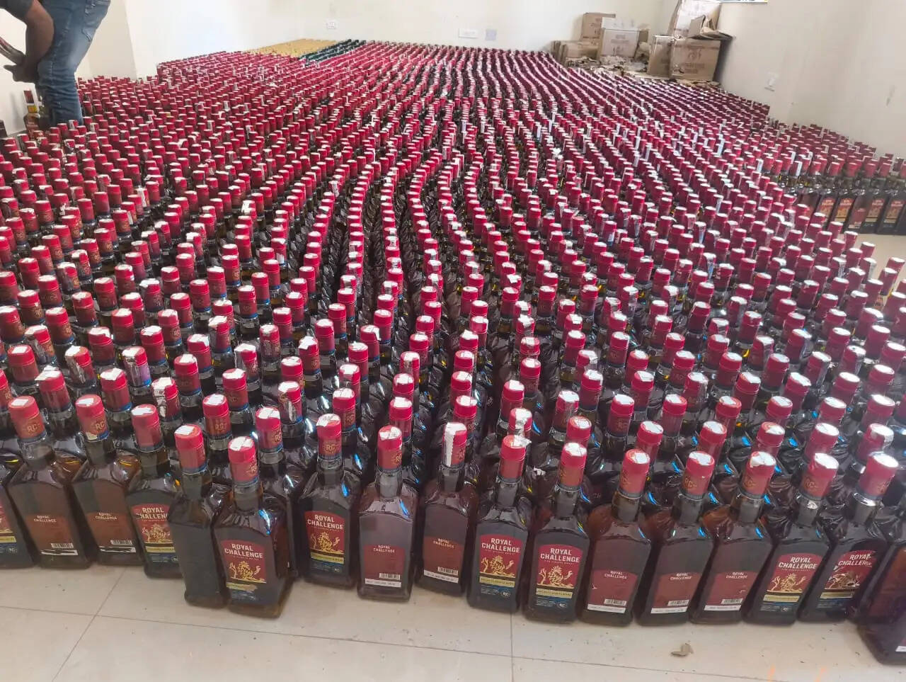 घरेलू सामान की आड़ में ले जाया जा रहा शराब से लदा ट्रक पलटा, करोड़ों की खेप बरामद