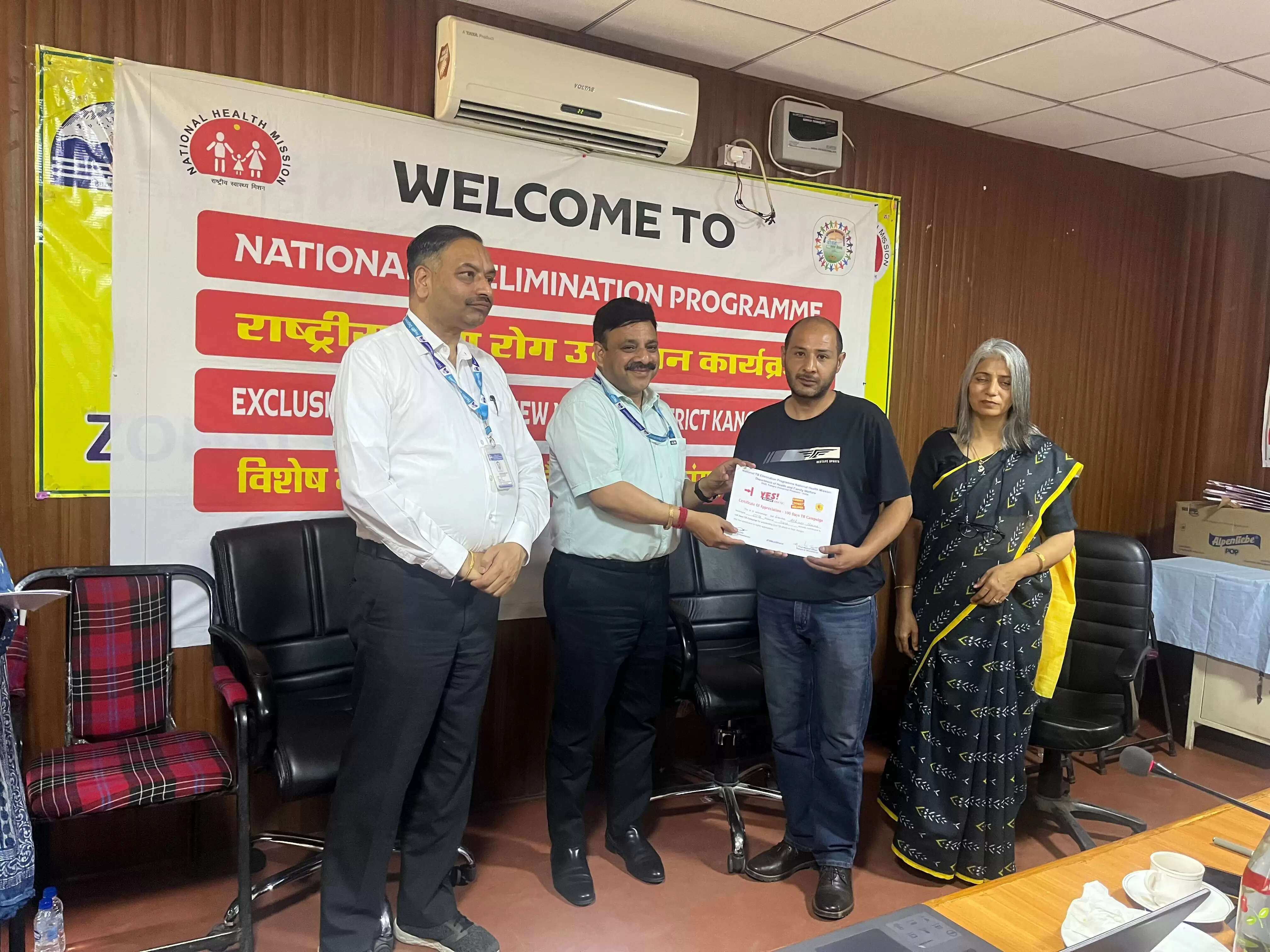 सीएमओ ने टीबी सुपरवाइजरी स्टाफ को बेहतर कार्य के लिए किया सम्मानित