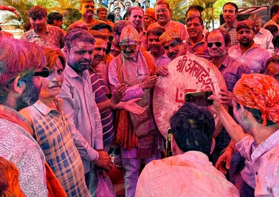 समरस होली के रंगों से सराबोर सिविल लाइंस: लोक धुनों पर थिरके जनप्रतिनिधि और नागरिक