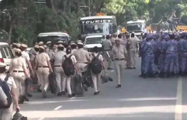 ज्ञानेश कुमार के खिलाफ जंतर-मंतर पर प्रदर्शन काे लेकर दिल्ली मेट्रो ने 11 स्टेशन पर बंद की आवाजाही