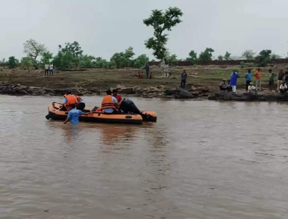 गुनाः उफनती कोहन नदी में बहे तीन युवक