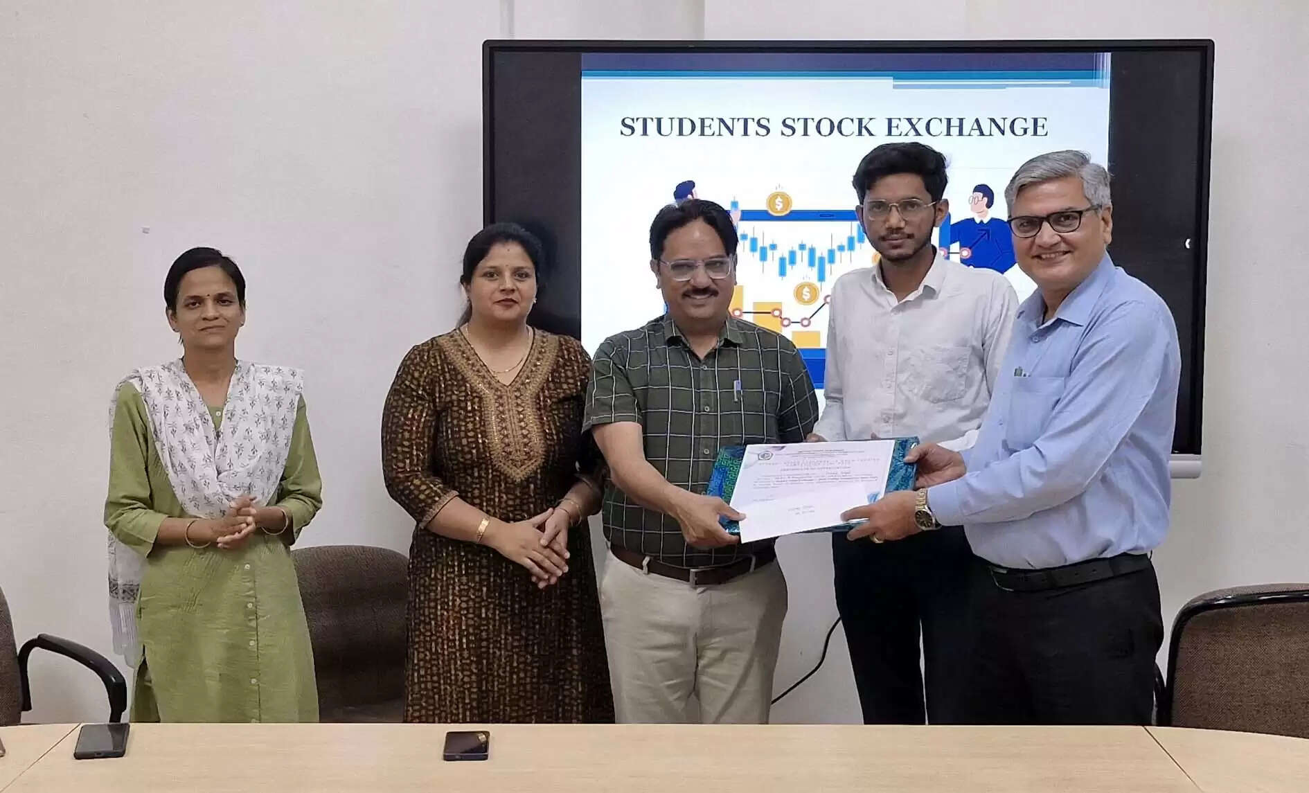 हिसार : हरियाणा स्कूल ऑफ बिजनेस में स्टूडेंट स्टॉक एक्सचेंज प्रोग्राम का समापन