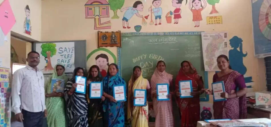 साक्षर बनाने मोर उल्लास केंद्रों में दी जा रही प्रौढ़ शिक्षा