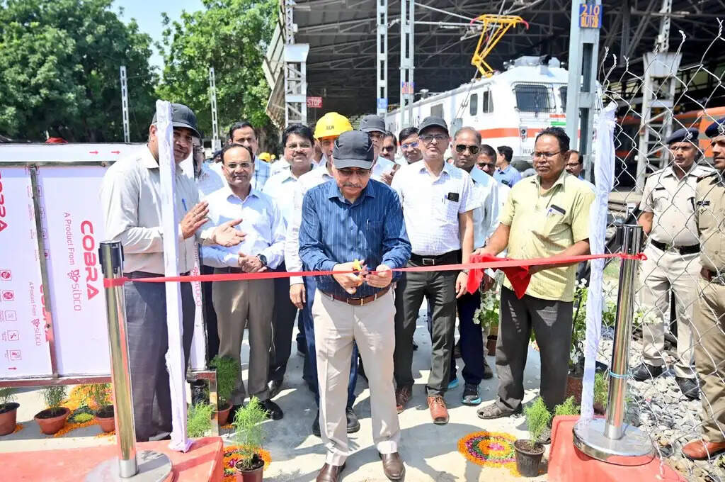 वाराणसी : बरेका में कार्यशाला के नव निर्मित उद्यान का महाप्रबंधक ने किया उद्घाटन