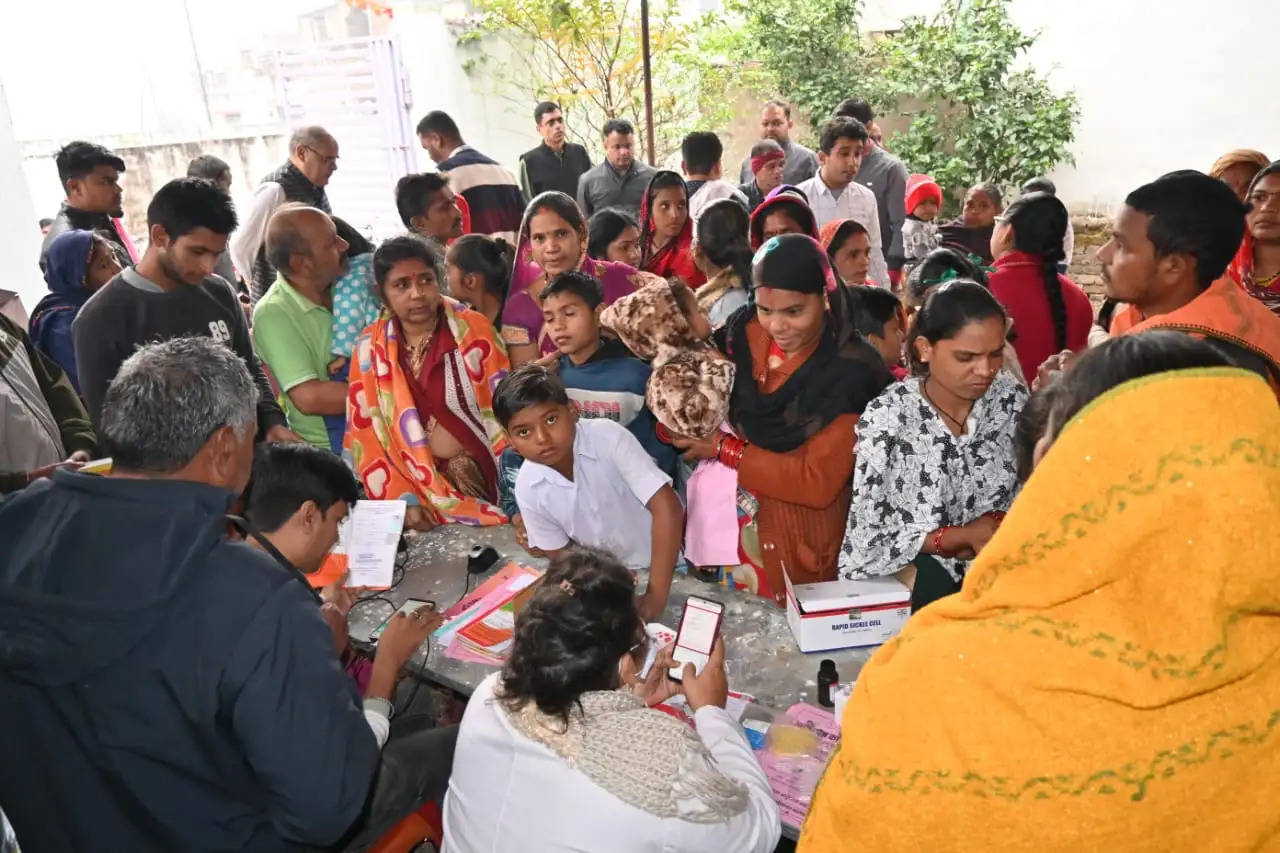 बलौदाबाजार : बरसते पानी के बीच आयुष्मान कार्ड बनवाने लोगों में जबरदस्त उत्साह