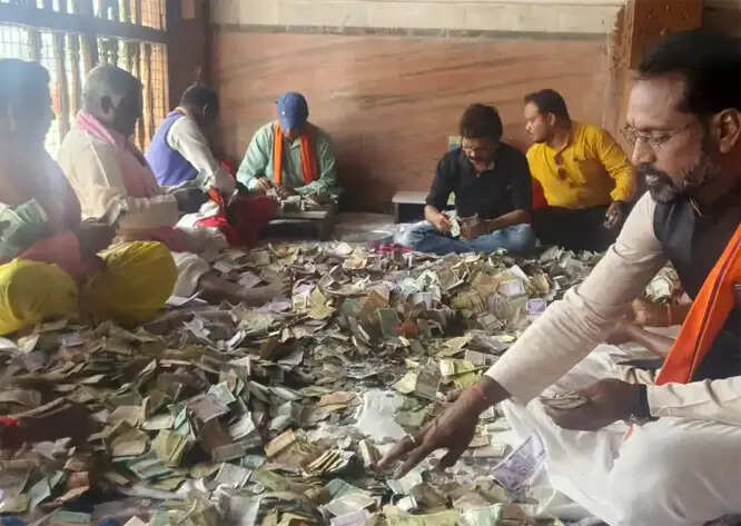 मां दंतेश्वरी मंदिर की 11 दान-पेटियाें से 21.62 लाख नगद सहित सोने-चांदी के आभूषण व मन्नत के पत्र मिल