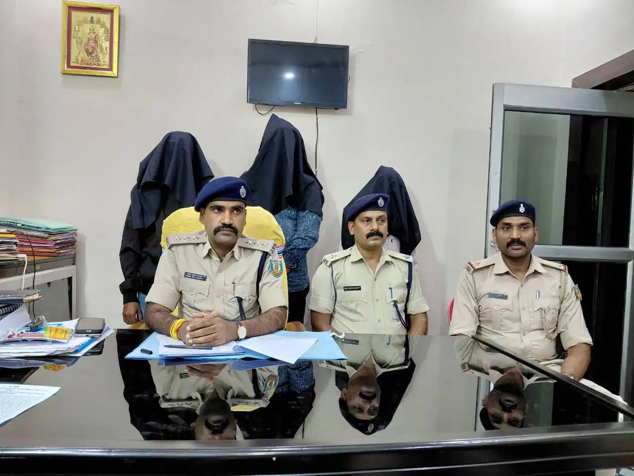 अवैध शराब बेचने के तीन आरोपित गिरफ्तार