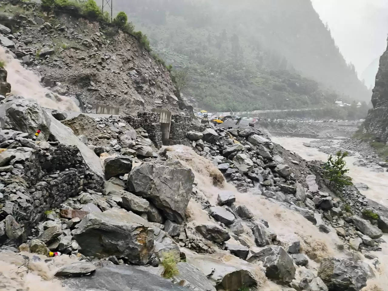 बदरीनाथ हाईवे पर लामबगड़ में उफान पर आया नाला, आवागमन बाधित