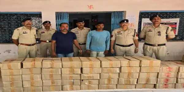 53 पेटी शराब के साथ धौराभाठा के दो ग्रामीण गिरफ्तार