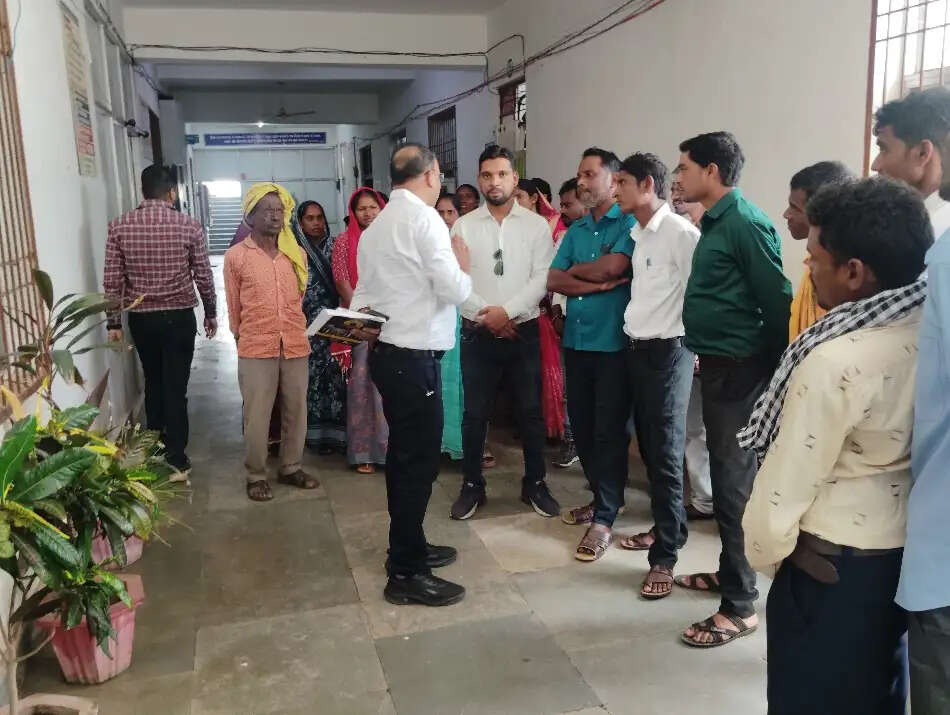 नवाडीह से शिक्षक हटाने का विरोध, अभिभावक डीईओ कार्यालय पहुंचे