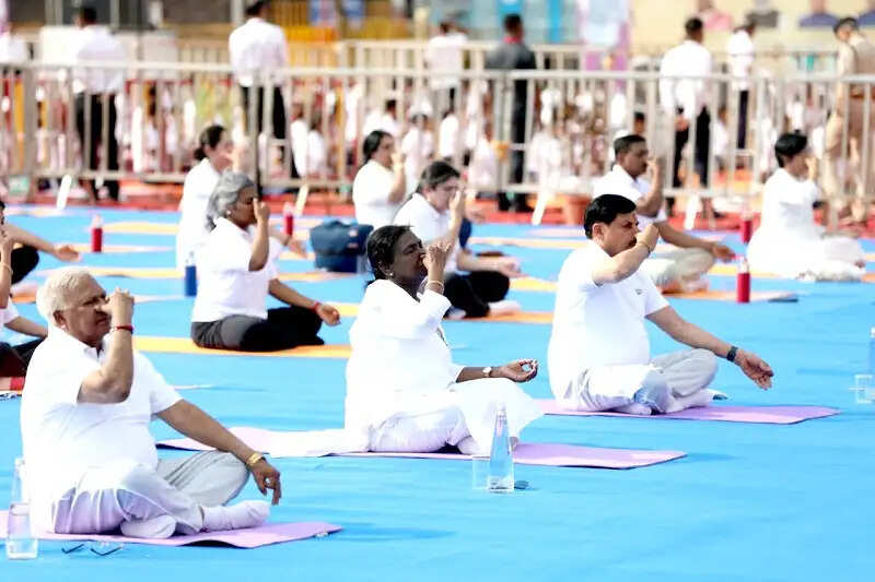 (अपडेट) योग विश्व को हमारी सांस्कृतिक धरोहर का एक अनमोल उपहार है : द्रौपदी मुर्मु