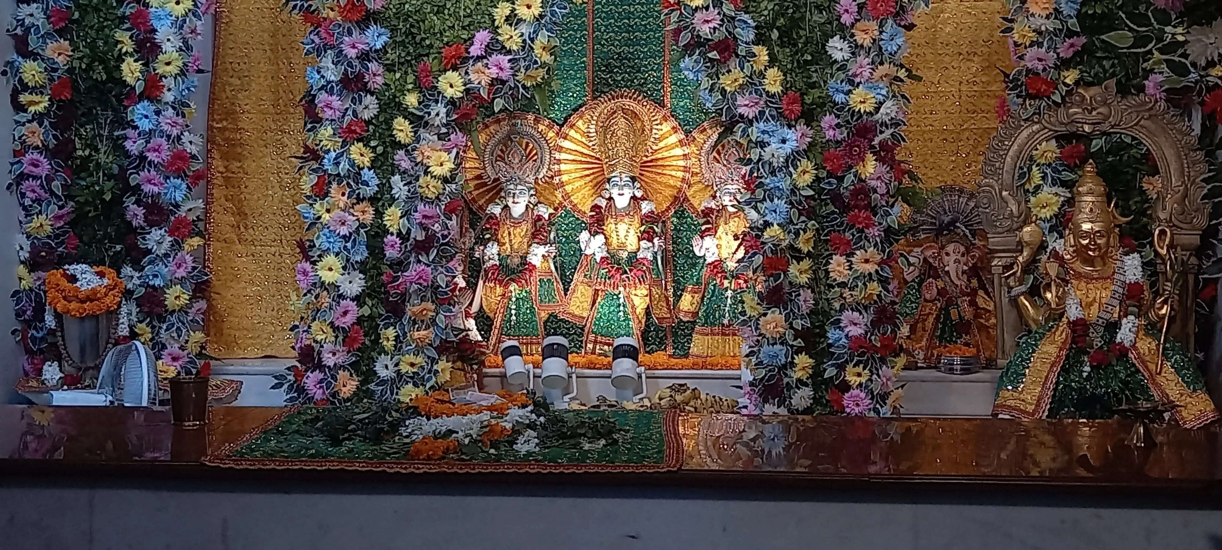 श्रीकृष्णजन्माष्टमी पर दुर्गाकुंड मणि मंदिर में सजा देव दरबार, देव विग्रहों की विराट आरती