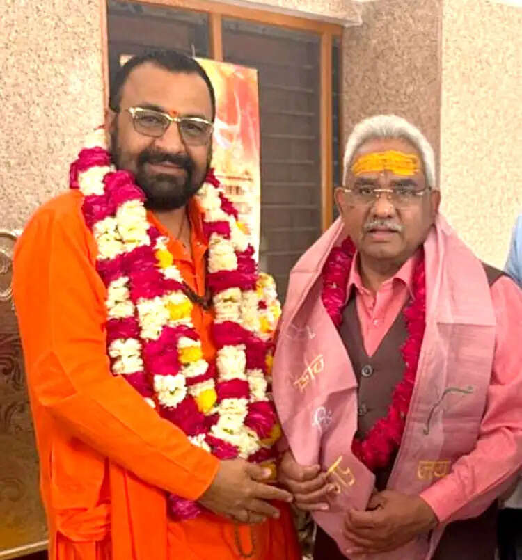 कौशिक ने दक्षेश्वर महादेव मंदिर में किया दुग्धाभिषेक, कुंभ की सफलता की कामना