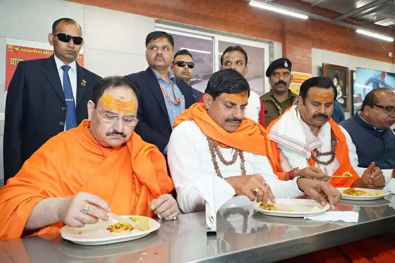 केंद्रीय मंत्री जेपी नड्डा ने किया भगवान महाकाल का अभिषेक, अन्न क्षेत्र से ग्रहण की प्रसादी