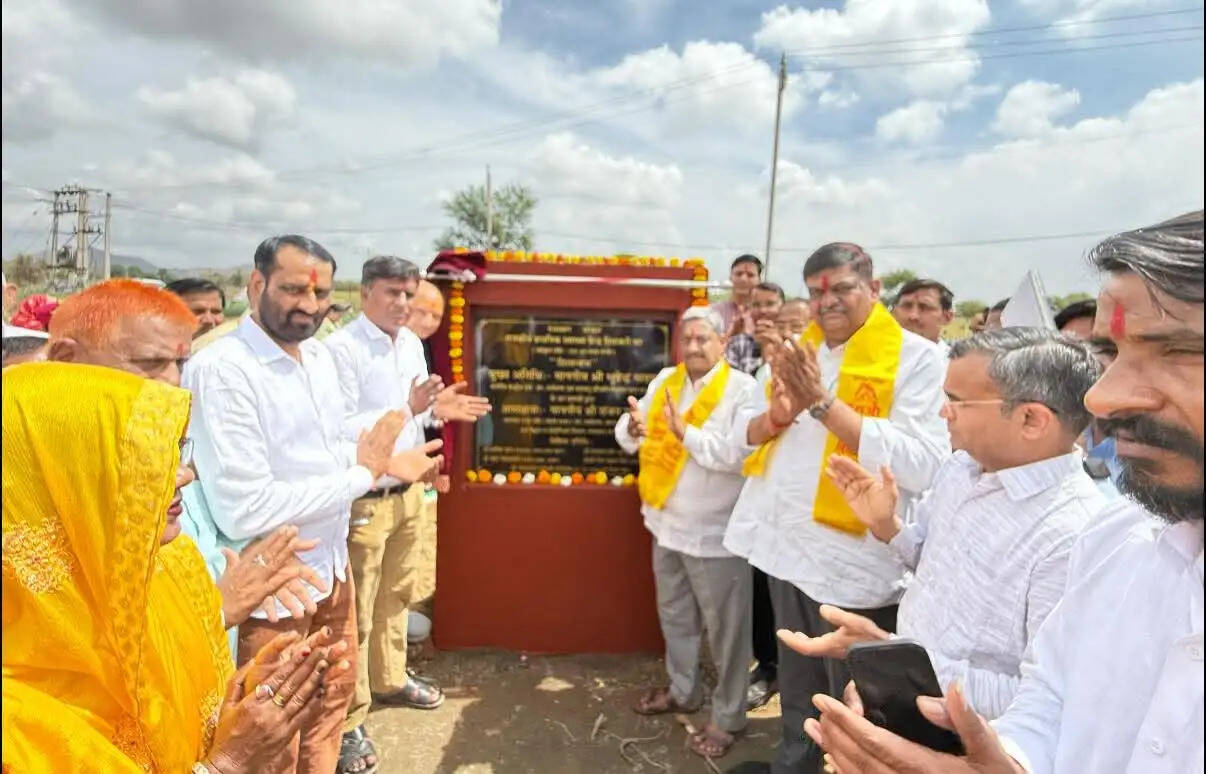 प्राथमिक स्वास्थ्य केंद्र का शिलान्यास- वन राज्यमंत्री ने अलवर में महिलाओं से नींव में शिला रखवाकर पेश की नजीर