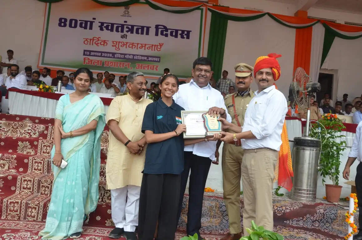 अलवर में हर्षोल्लास से मनाया गया 80वां स्वतंत्रता दिवस, मंत्री संजय शर्मा ने किया ध्वजारोहण, 24 प्रतिभाओं का सम्मान