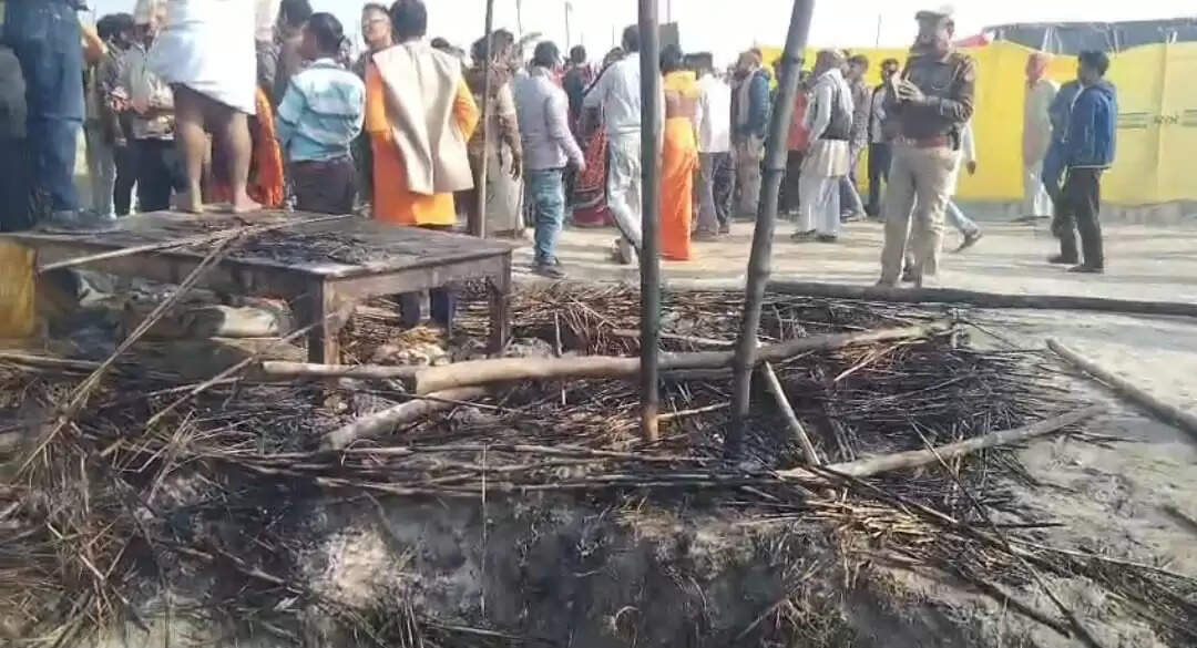 मेला रामनगरिया में टला बड़ा हादसा, कल्पवासियाें की झाेपड़ियाें में लगी आग, तीन झुलसे