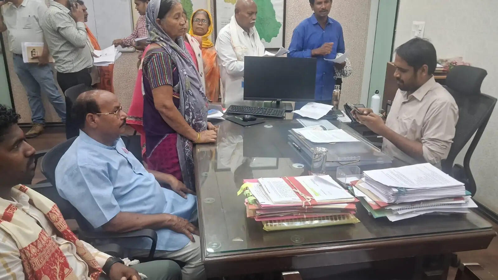 आवास, पेंशन और खाद संकट से आम जन परेशान, कलेक्टर से समस्या के निराकरण की मांग