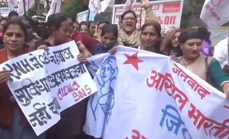 केएनएच से गायनी विभाग शिफ्ट करने पर विरोध तेज़, महिलाओं का आईजीएमसी के बाहर धरना