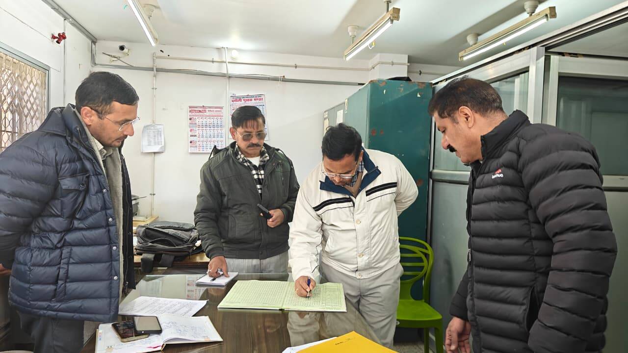 सीडीओ ने किया विकास भवन का औचक निरीक्षण, पांच कर्मचारी अनुपस्थित