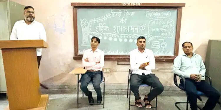 सोशल मीडिया ने हिंदी के प्रसार को दिया नया मंच, भाषा की शुद्धता और गरिमा बनाए रखना जरूरी