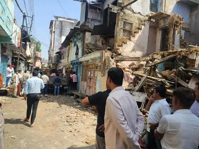 जर्जर भवनों के विरुद्ध जिला प्रशासन ने की कार्यवाही