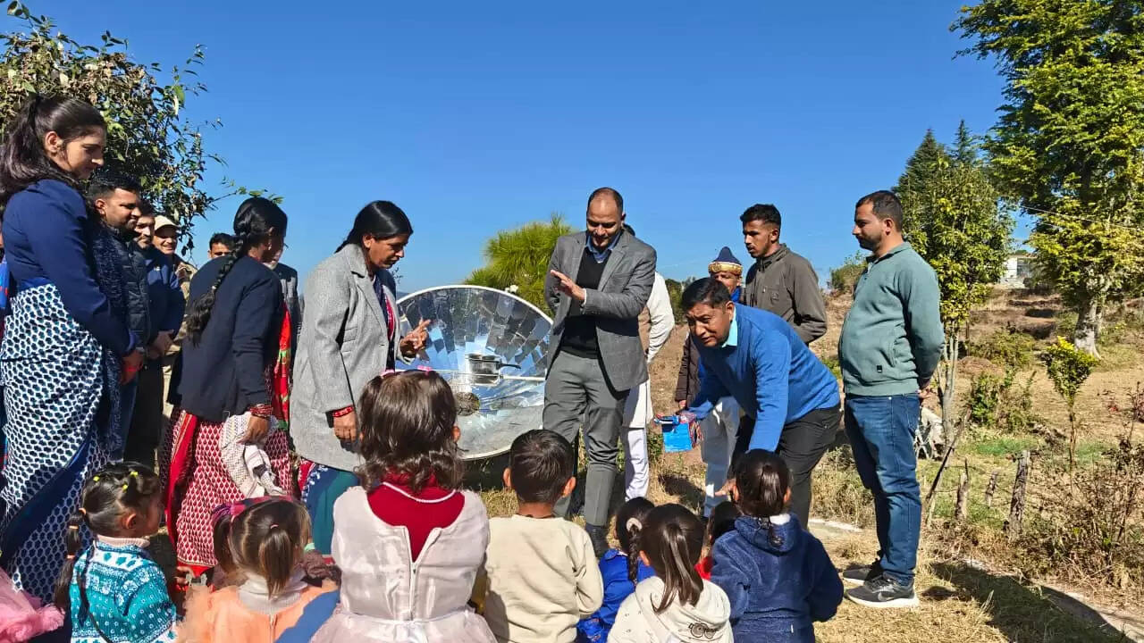 जिलाधिकारी ने सिमल्टा आंगनबाड़ी केंद्र का किया निरीक्षण