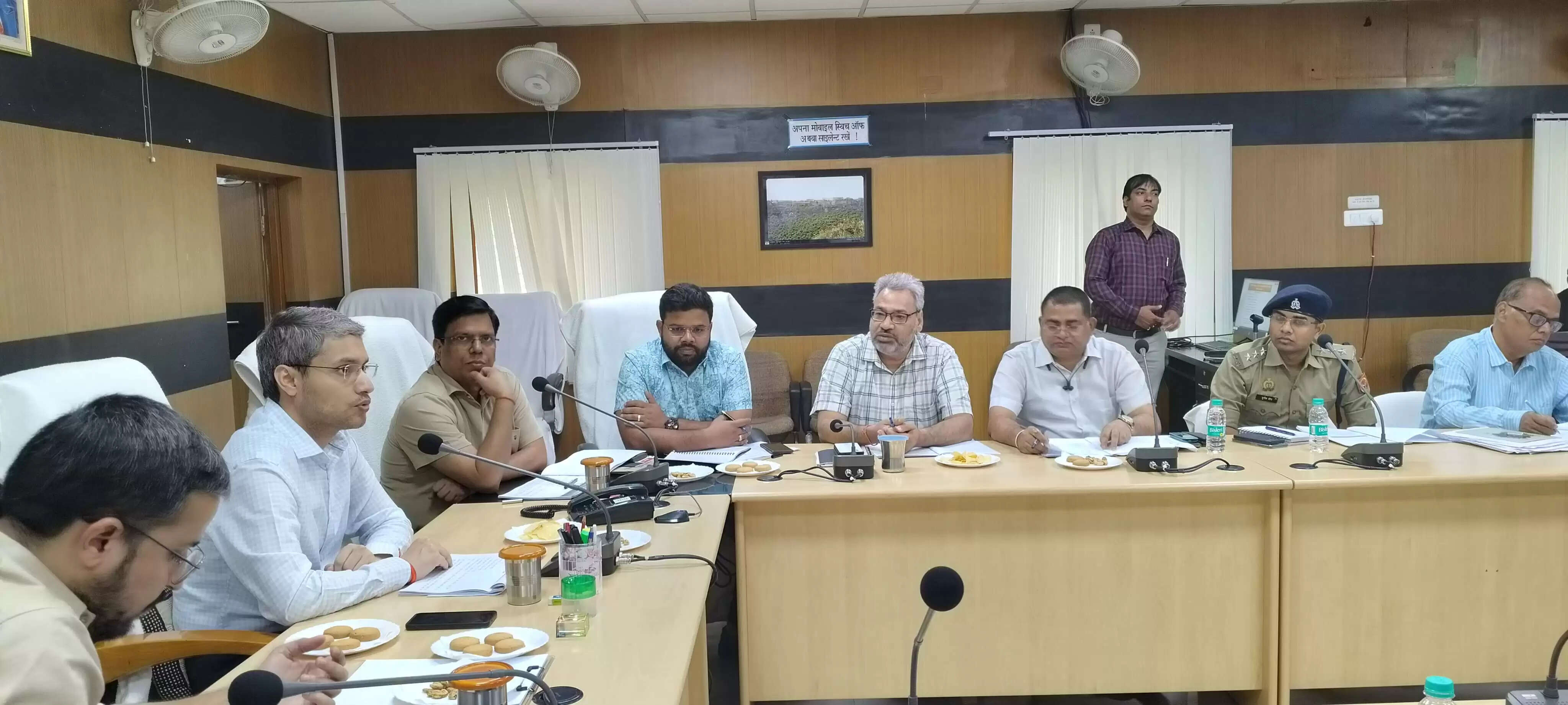 बाढ़ प्रभावित क्षेत्रों में मानव व पशु हानि रोकने के लिए बनाए कार्ययोजना : जिलाधिकारी