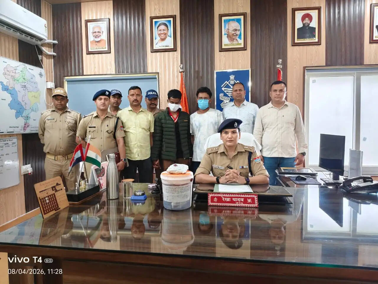 एक किलो से अधिक चरस के साथ दो तस्कर गिरफ्तार