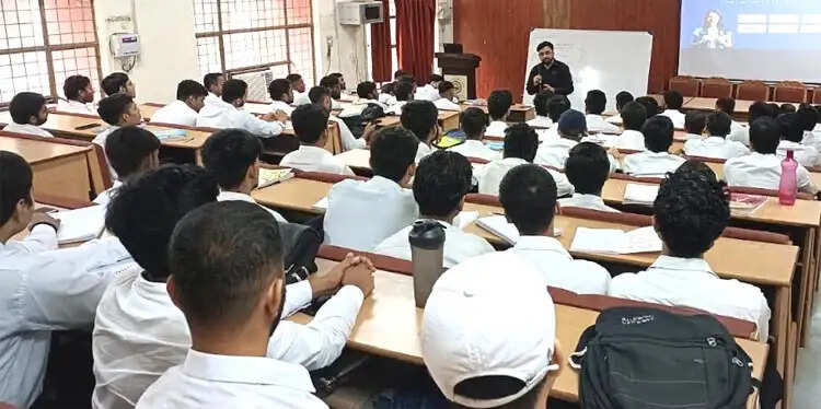 छात्रों को सिखाए एफपीजीए और एसएसडी प्रोग्रामिंग के गुर