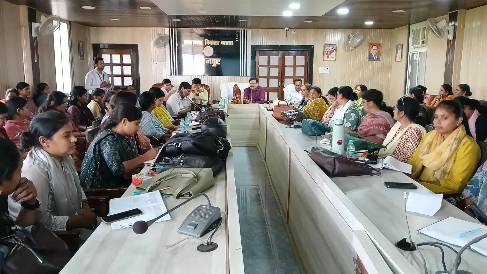 रॉकेट लर्निंग की समीक्षा बैठक, आंगनवाड़ी कार्यकर्ताओं को किया गया सम्मानित