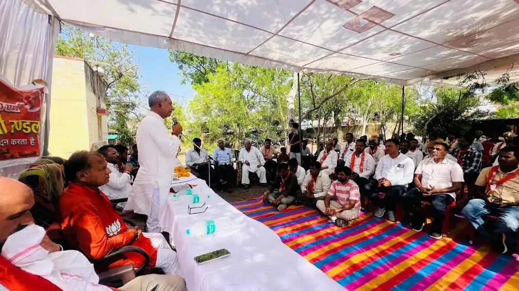 मंदसौरः महा-जनसंपर्क अभियान के तहत सांसद गुप्ता एवं सांसद गुर्जर ने विभिन्न मंडलों में किया जनसंपर्क
