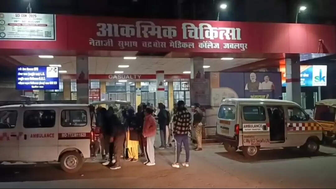 (अपडेट) जबलपुर: ट्रेन से उतर कर पटरी पार कर रहे लोग मालगाड़ी की चपेट आये, 2 की मौत, 5 घायल