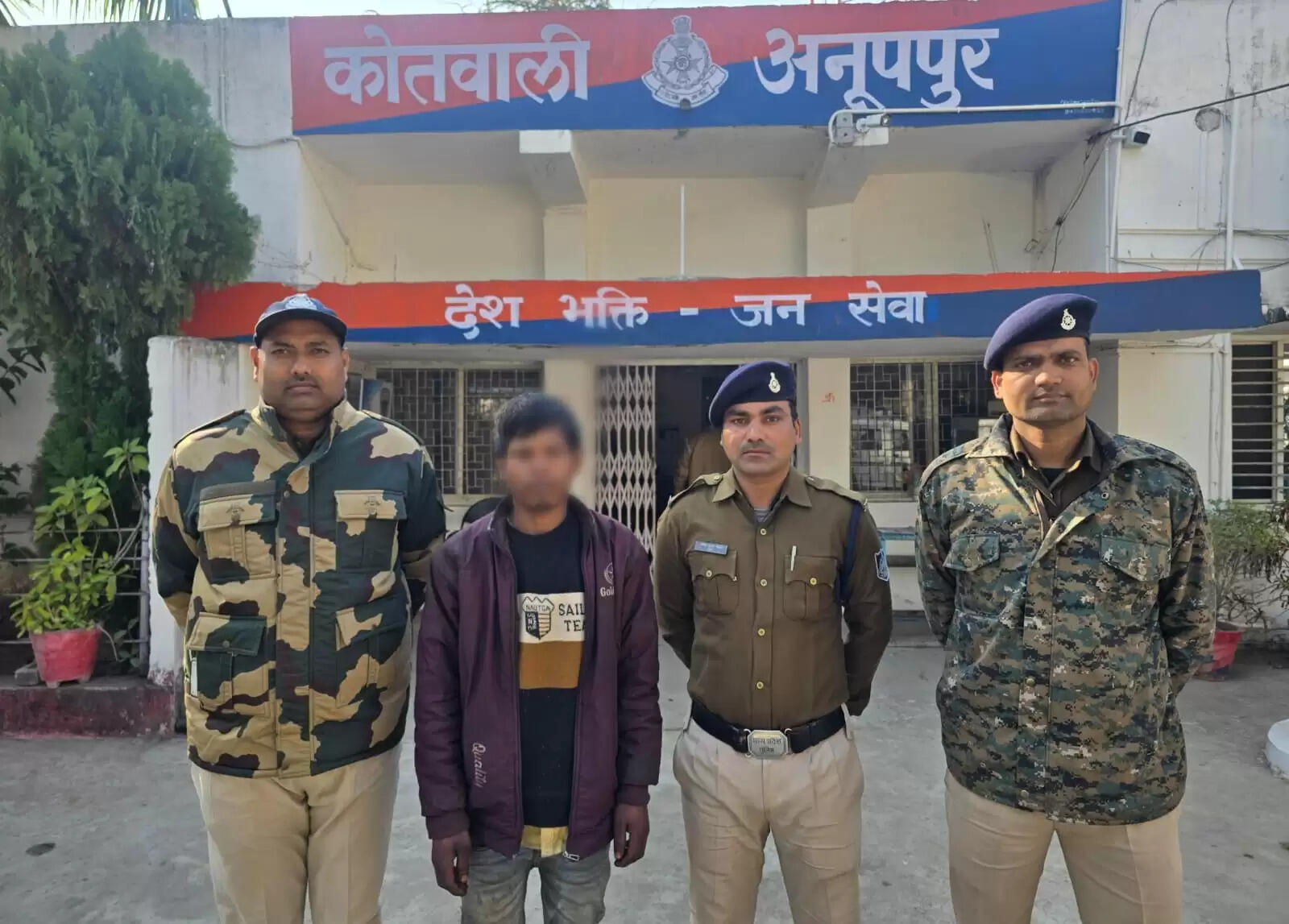 अनूपपुर: रात्रि में दुकान का शटर का ताला तोड़ चोरी के लिए घुसा चोर रंगे हाथो गिरफ्तार