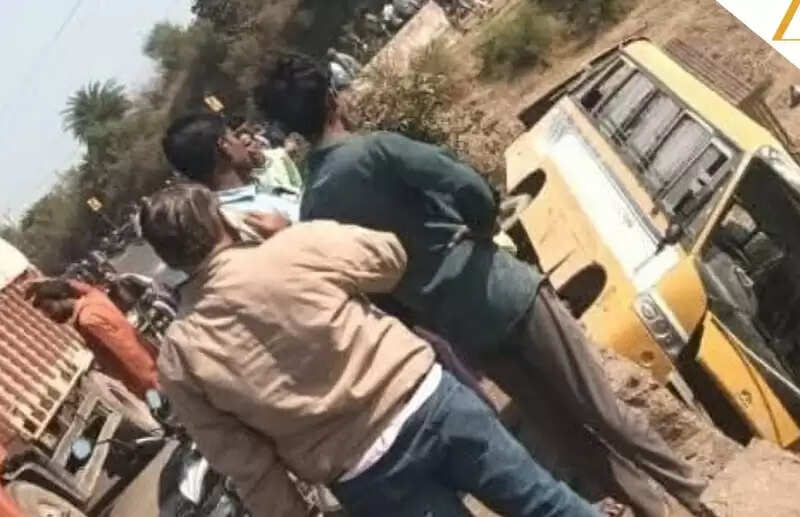 विदिशाः कलेक्टर ने दिए सड़क दुर्घटना में घायल बच्चों के समुचित उपचार के निर्देश, एसडीएम ने लिया जायजा