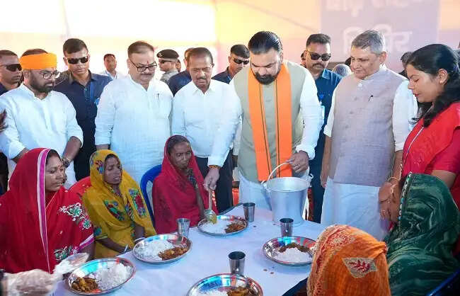 बिहार के बाढ़ प्रभावित वैशाली और सारण जिलों का मुख्यमंत्री ने किया दौरा, उपलब्ध सुविधाओं की ली जानकारी