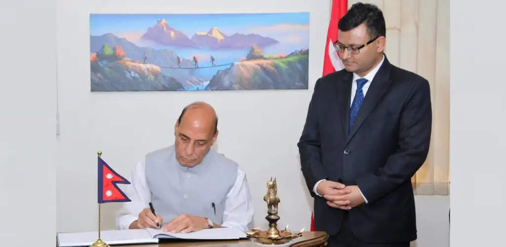 राजनाथ ने नेपाली दूतावास पहुंचकर बाढ़ से हुई जनधन की हानि पर दुख जताया