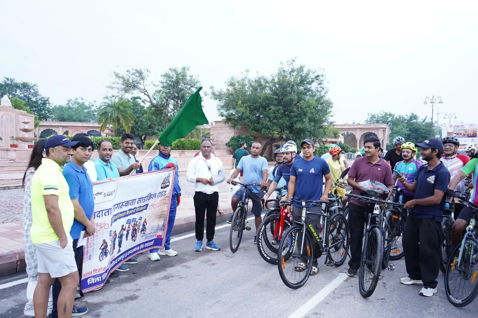 जिला परिषद् सीईओ शुभम भैंसारे ने मतदाता जागरूकता साइकिल रैली को दिखाई हरी झंडी