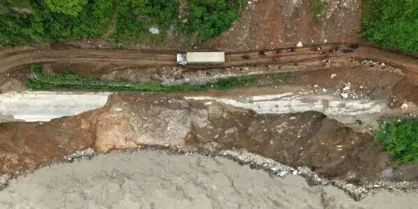 नेपाल : बाढ़ के बाद त्रिशूली नदी के कटान से पृथ्वी राजमार्ग क्षतिग्रस्त, यातायात प्रभावित