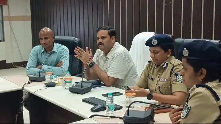 राजस्व एवं पुलिस अधिकारी समन्वय के साथ करें कार्य: संभागायुक्त
