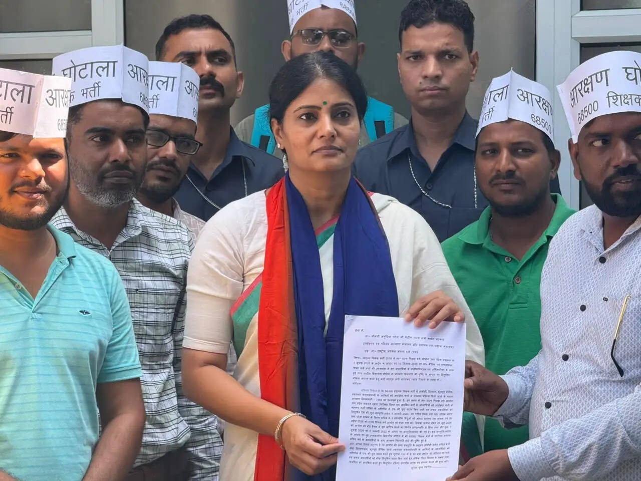 शिक्षक भर्ती मामला : अभ्यर्थियों ने केंद्रीय मंत्री अनुप्रिया पटेल से मिलकर सौंपा ज्ञापन