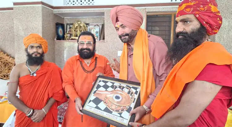 धर्मनगरी हरिद्वार पहुंचे नवजोत सिंह सिद्धू, दक्षेश्वर महादेव मंदिर में किया रुद्राभिषेक