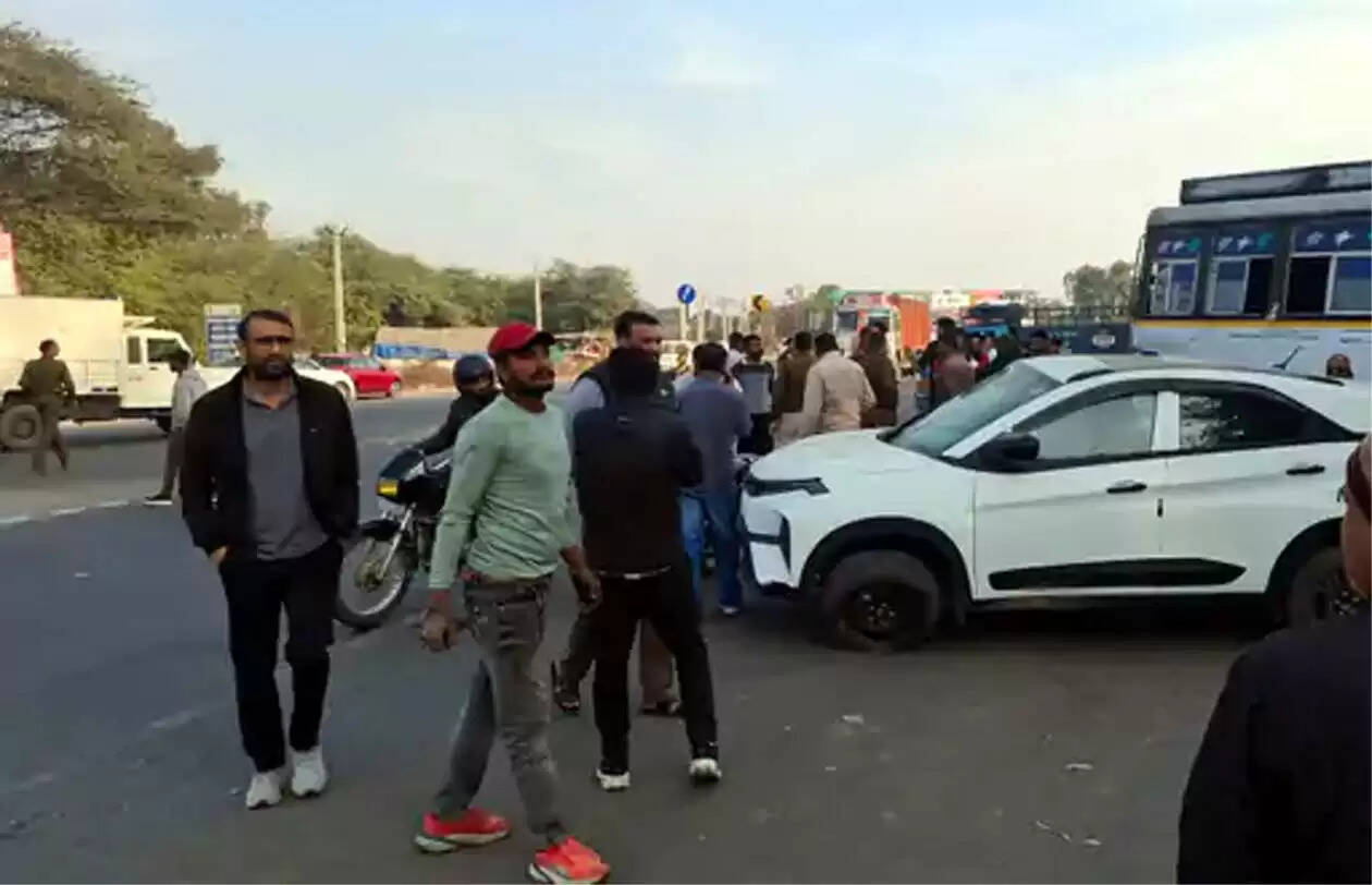 हिसार में पंजाब रोडवेज बस व ट्राले में टक्कर,एक दर्जन यात्री घायल