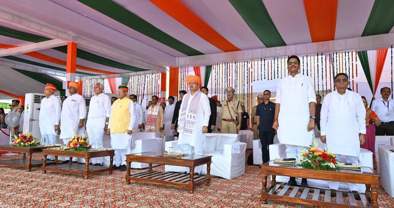 बीकानेर में&nbsp;मुख्यमंत्री ध्वजारोहण&nbsp;कर&nbsp;बाेले,&nbsp;वर्ष 2047 तक विकसित भारत-विकसित राजस्थान के संकल्प को सिद्धि तक पहुंचाएंगे