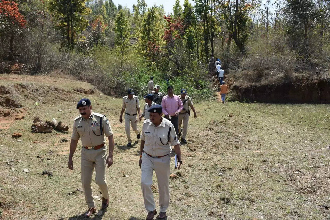 अनूपपुर: फांसी पर लटकती मिली महिला, बेटी का शव घर से दूर संदिग्ध हालत में मिला