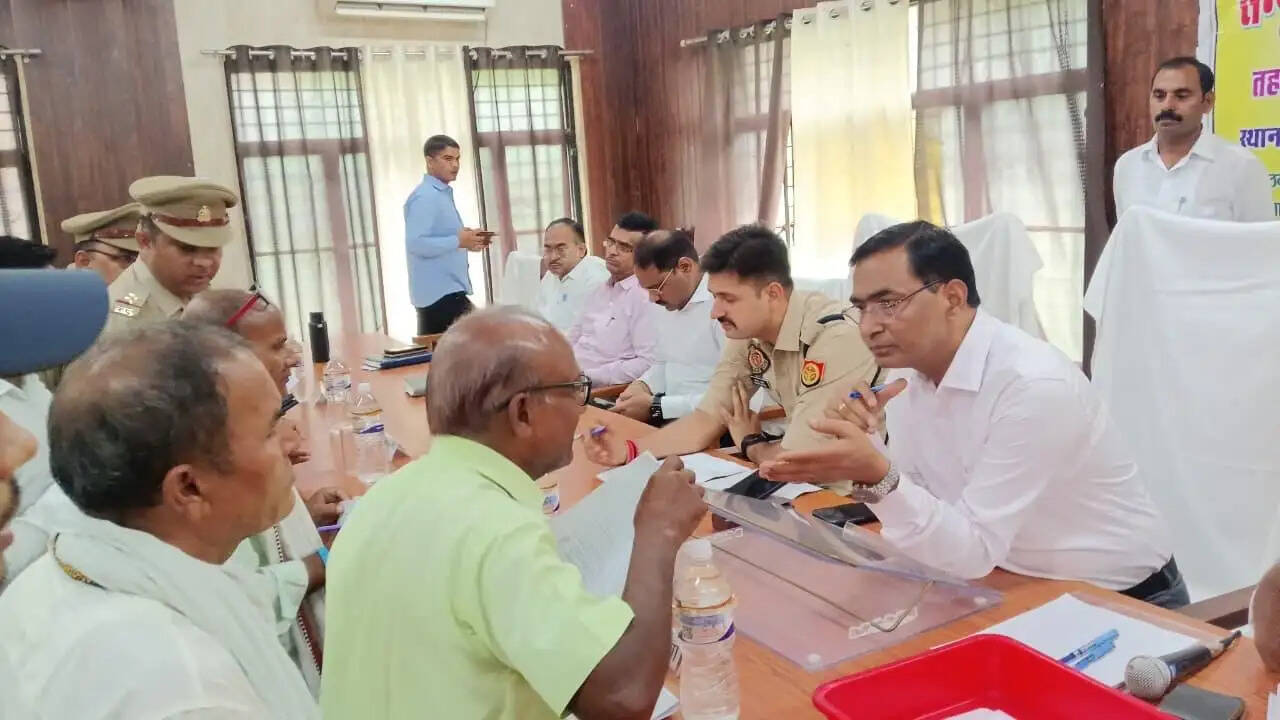 औरैया : सम्पूर्ण समाधान दिवस में आईं 135 शिकायतें, 15 का मौके पर निस्तारण